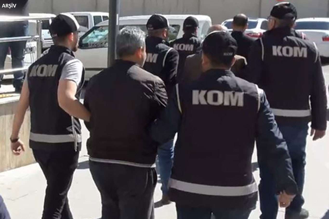 Adana'da kaçakçılık operasyonu: 12 gözaltı Adana'da kaçakçılık operasyonu: 12 gözaltı